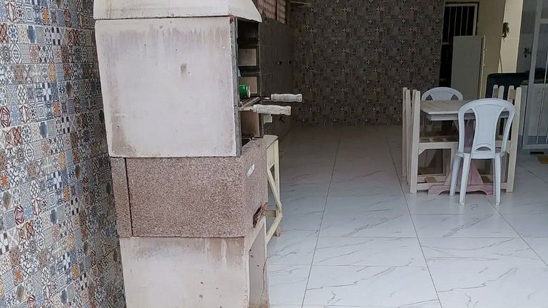 Casa com 5 suítes e Churrasqueira para 12 pessoas