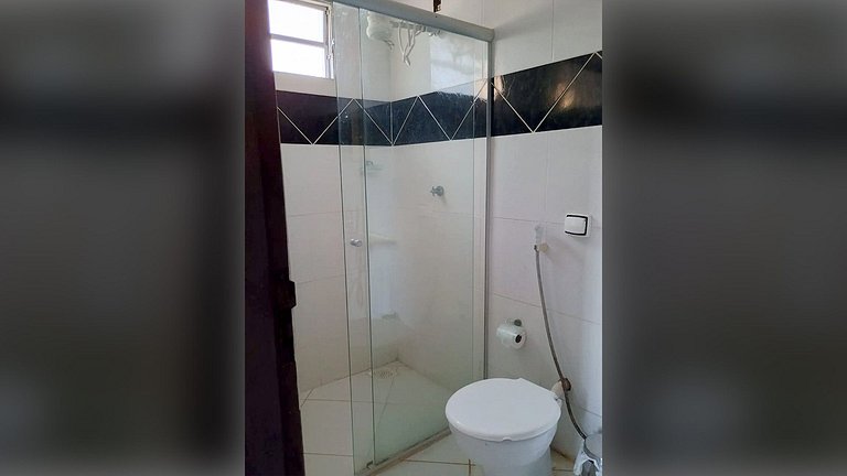 Casa com 5 suítes e Churrasqueira para 12 pessoas