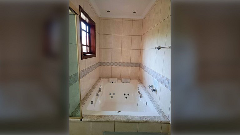 Sua Base em Paraty: Piscina e Churrasqueira