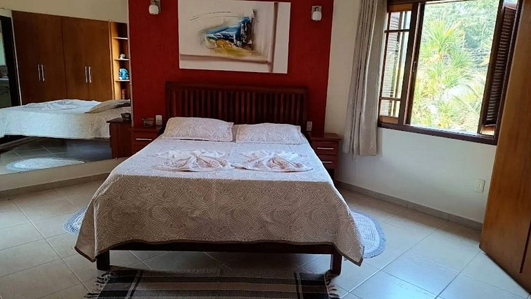 Sua Base em Paraty: Piscina e Churrasqueira