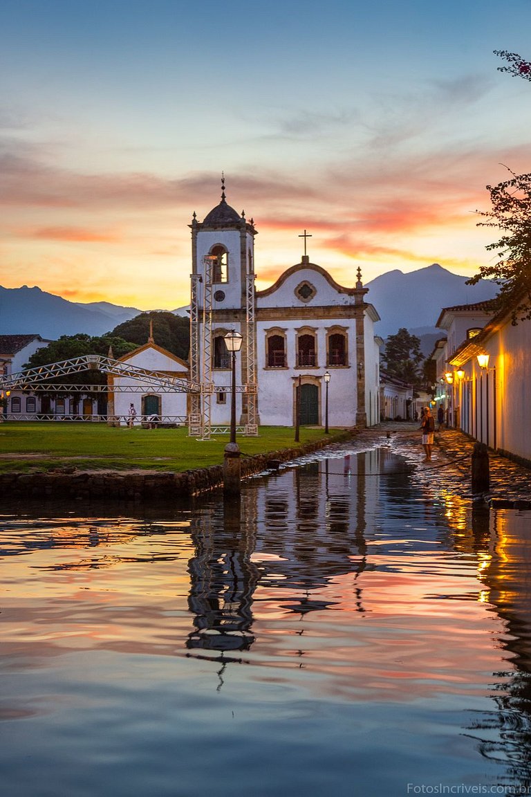 Sua Base em Paraty: Piscina e Churrasqueira