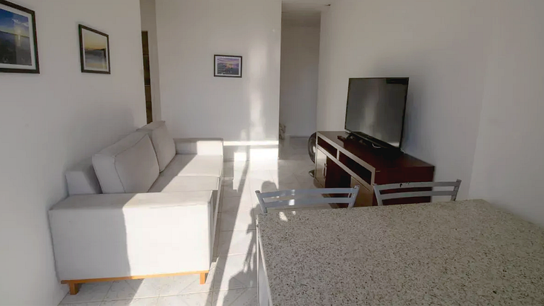 Apto 2Q com Piscina e Acesso Exclusivo à Praia