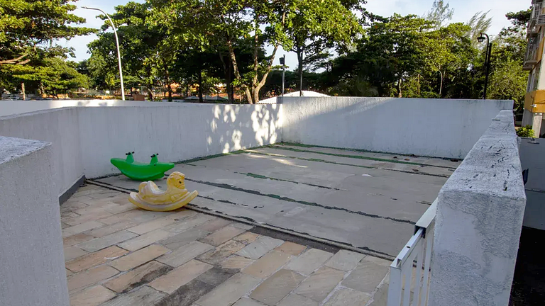 Apto 2Q com Piscina e Acesso Exclusivo à Praia