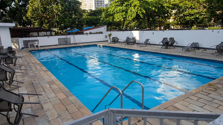 Apto 2Q com Piscina e Acesso Exclusivo à Praia
