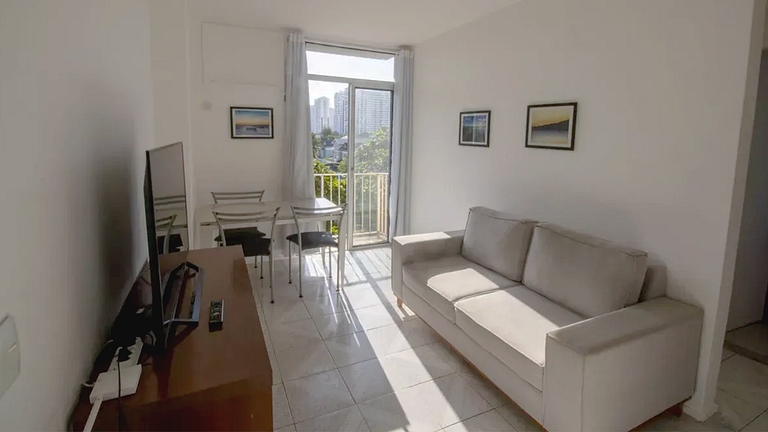 Apto 2Q com Piscina e Acesso Exclusivo à Praia