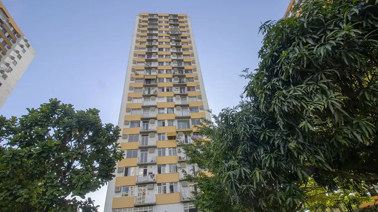 Apto 2Q com Piscina e Acesso Exclusivo à Praia