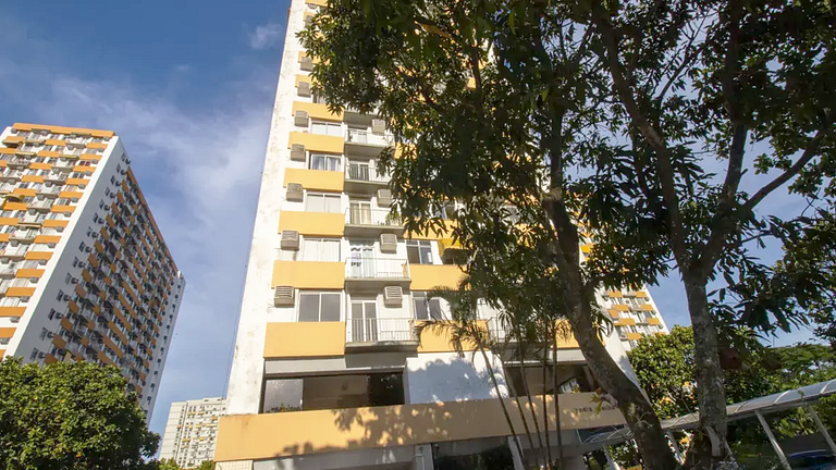 Apto 2Q com Piscina e Acesso Exclusivo à Praia