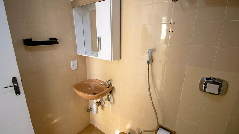 Apto 2Q com Piscina e Acesso Exclusivo à Praia