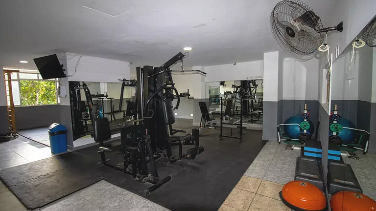 Apto 2Q com Piscina e Acesso Exclusivo à Praia