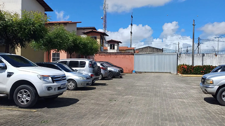 Maracanaú: Apto 2Q com Wi-Fi e Estacionamento