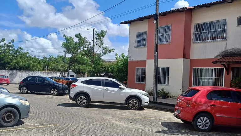 Maracanaú: Apto 2Q com Wi-Fi e Estacionamento