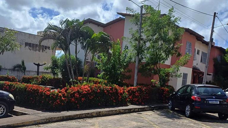 Maracanaú: Apto 2Q com Wi-Fi e Estacionamento