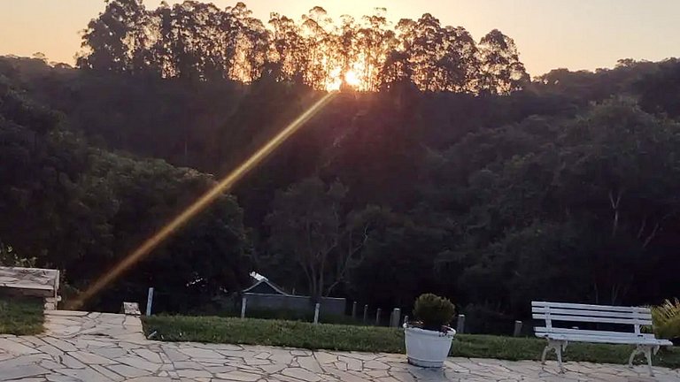 Chácara até 20 pessoas: Piscina e Churrasqueira.