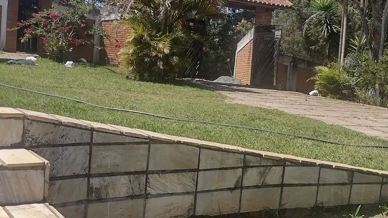 Chácara até 20 pessoas: Piscina e Churrasqueira.