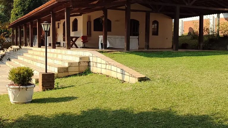 Chácara até 20 pessoas: Piscina e Churrasqueira.
