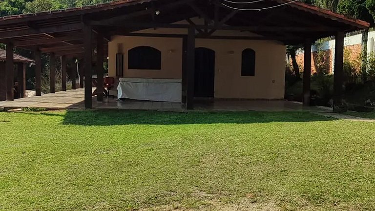 Chácara até 20 pessoas: Piscina e Churrasqueira.