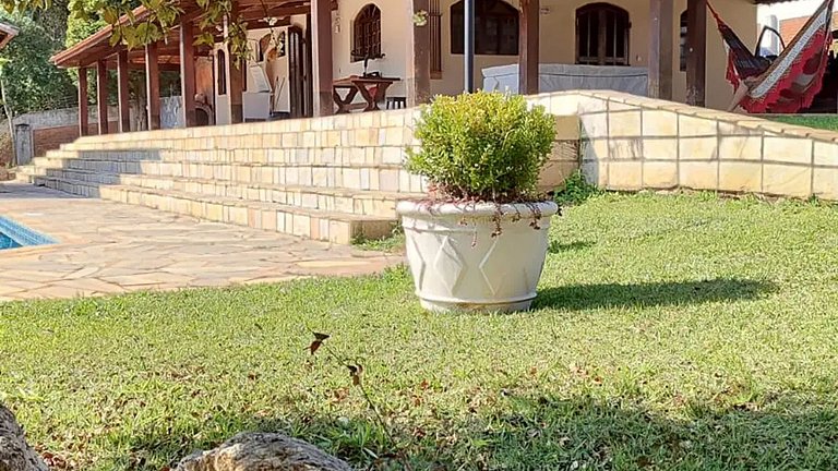 Chácara até 20 pessoas: Piscina e Churrasqueira.