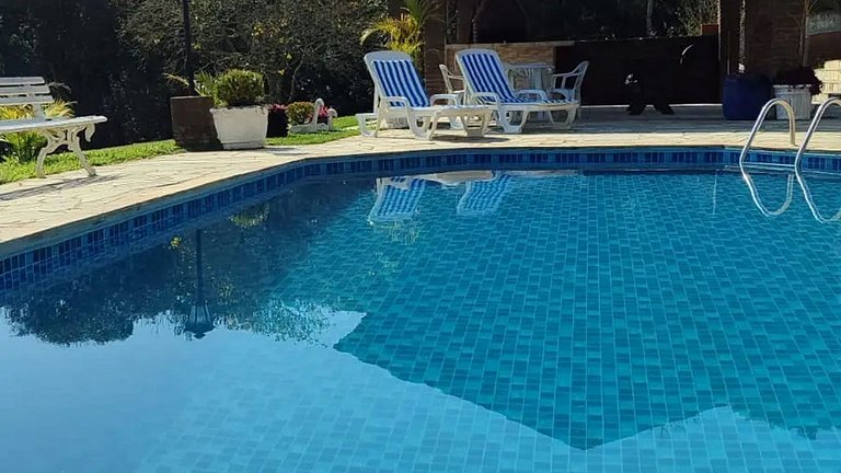 Chácara até 20 pessoas: Piscina e Churrasqueira.