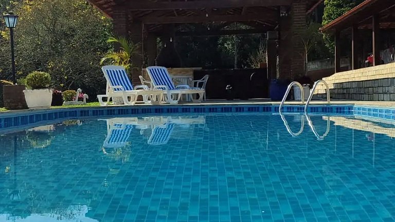 Chácara até 20 pessoas: Piscina e Churrasqueira.