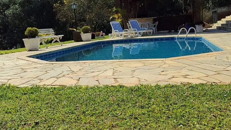 Chácara até 20 pessoas: Piscina e Churrasqueira.