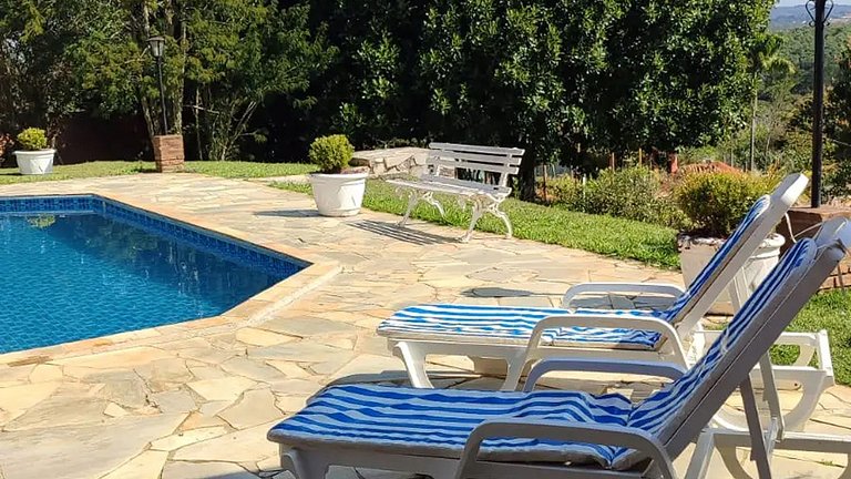 Chácara até 20 pessoas: Piscina e Churrasqueira.