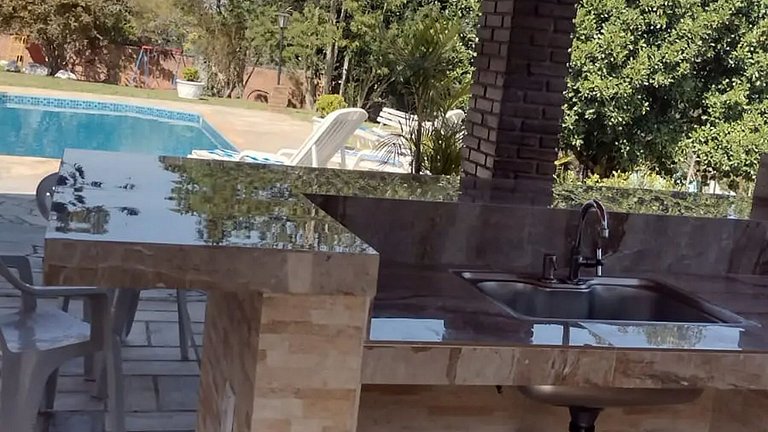 Chácara até 20 pessoas: Piscina e Churrasqueira.
