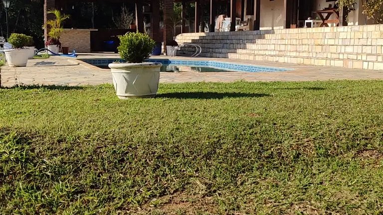 Chácara até 20 pessoas: Piscina e Churrasqueira.