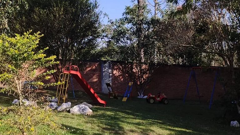 Chácara até 20 pessoas: Piscina e Churrasqueira.