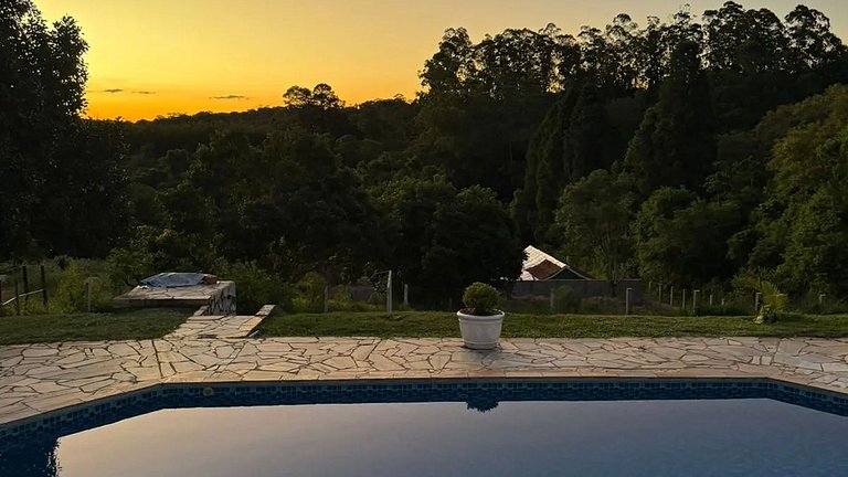 Chácara até 20 pessoas: Piscina e Churrasqueira.