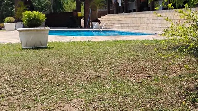 Chácara até 20 pessoas: Piscina e Churrasqueira.