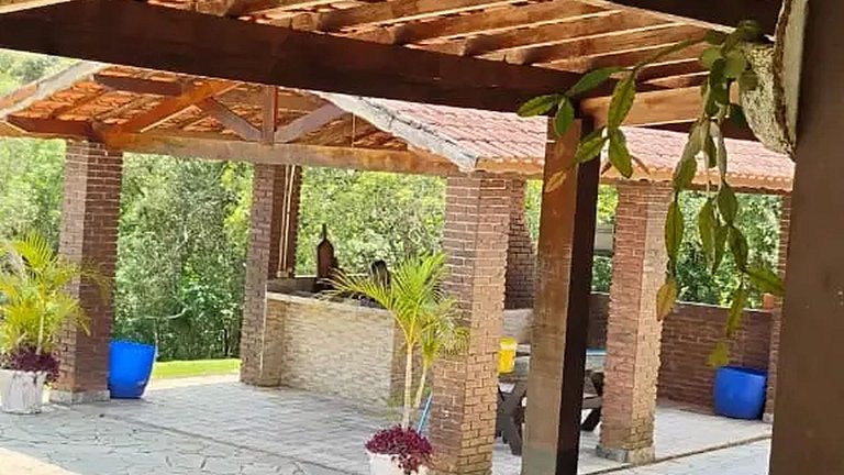 Chácara até 20 pessoas: Piscina e Churrasqueira.