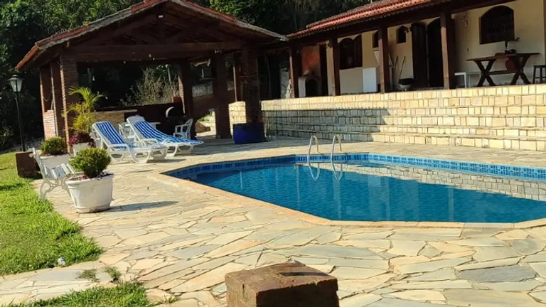 Chácara até 20 pessoas: Piscina e Churrasqueira.