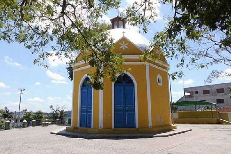 Chácara até 20 pessoas: Piscina e Churrasqueira.
