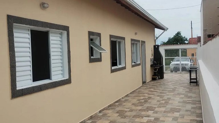 Itanhanhém : Casa com Piscina e Churrasqueira