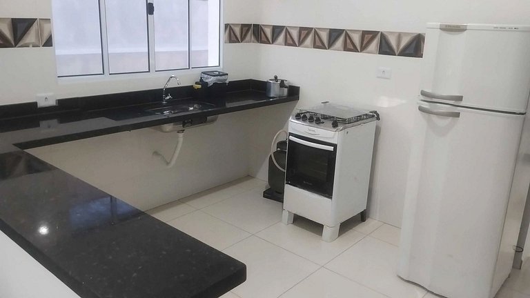 Itanhanhém : Casa com Piscina e Churrasqueira