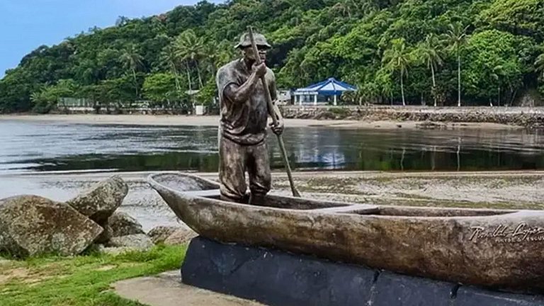 Itanhanhém : Casa com Piscina e Churrasqueira