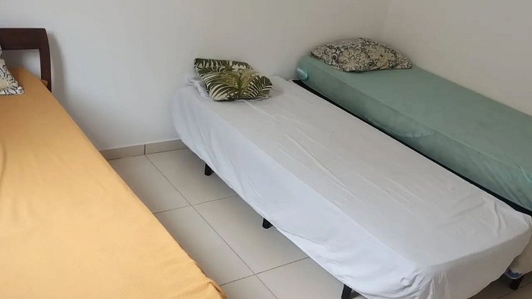 Itanhanhém : Casa com Piscina e Churrasqueira