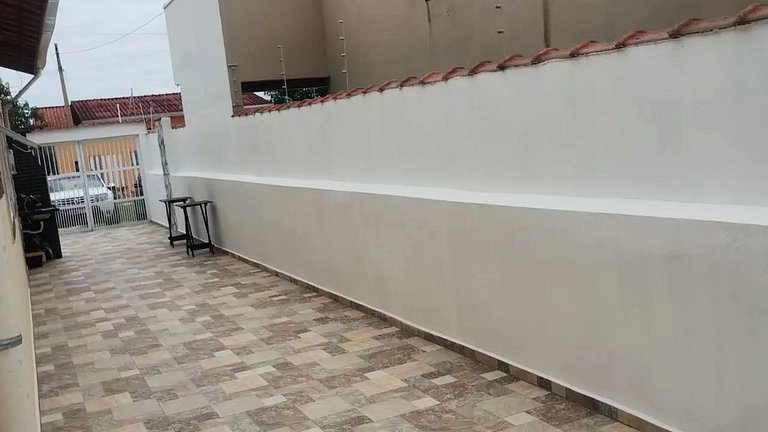 Itanhanhém : Casa com Piscina e Churrasqueira