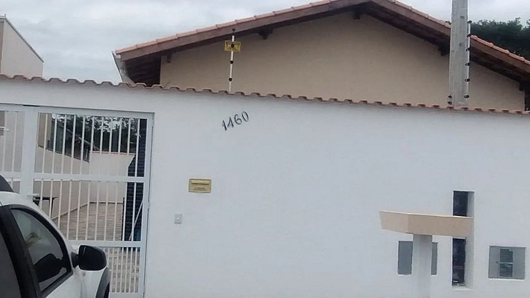 Itanhanhém : Casa com Piscina e Churrasqueira