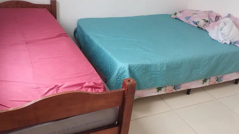 Itanhanhém : Casa com Piscina e Churrasqueira