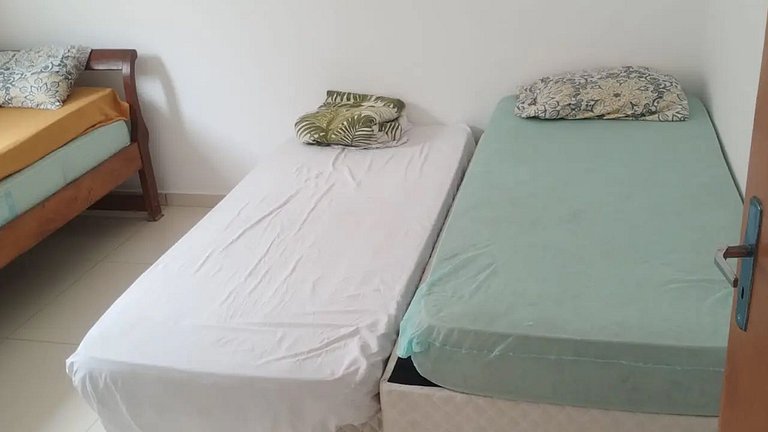 Itanhanhém : Casa com Piscina e Churrasqueira