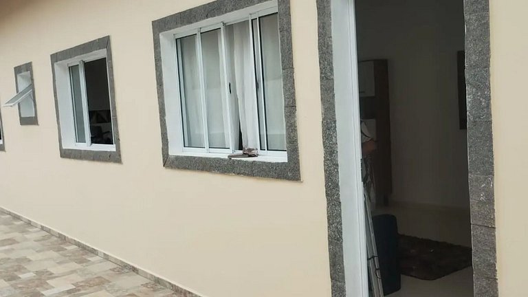 Itanhanhém : Casa com Piscina e Churrasqueira