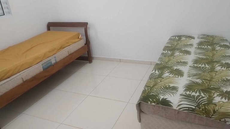 Itanhanhém : Casa com Piscina e Churrasqueira