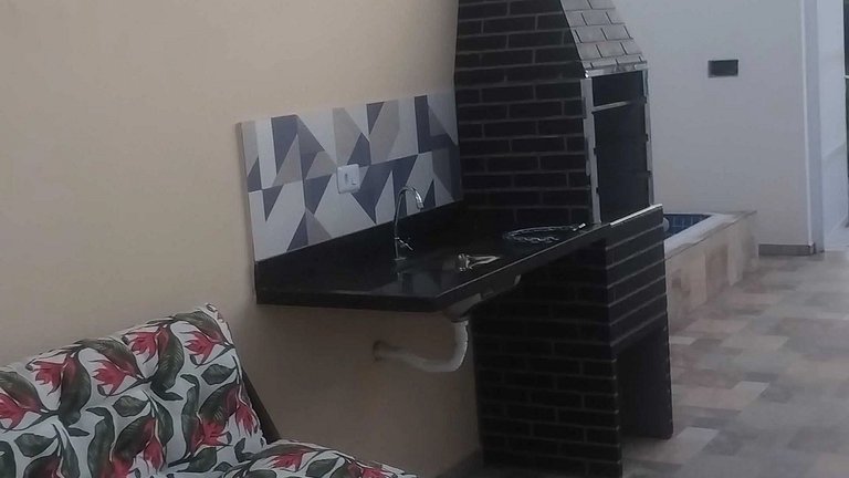 Itanhanhém : Casa com Piscina e Churrasqueira