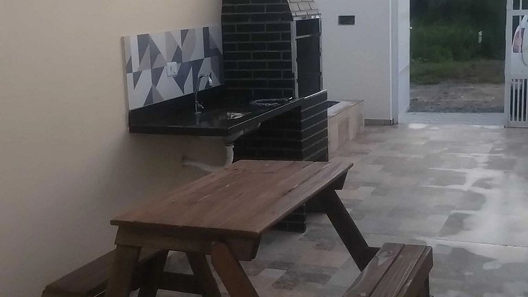 Itanhanhém : Casa com Piscina e Churrasqueira