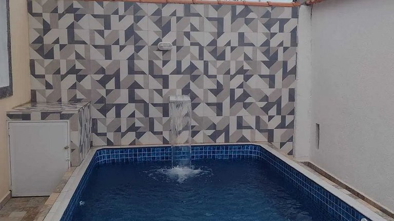 Itanhanhém : Casa com Piscina e Churrasqueira