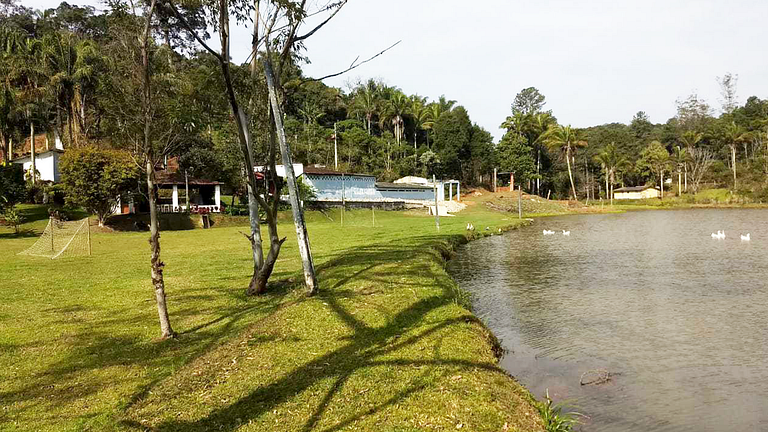 Conforto em Juquitiba: Piscina e Lago para Pesca