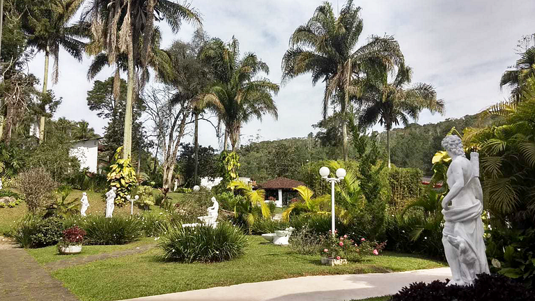 Conforto em Juquitiba: Piscina e Lago para Pesca