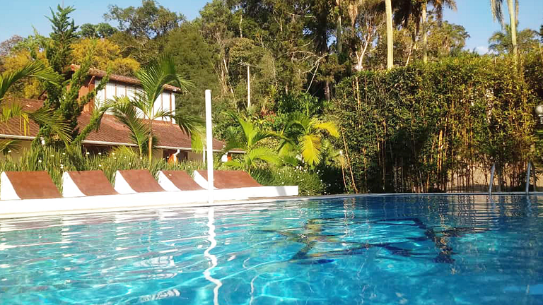 Conforto em Juquitiba: Piscina e Lago para Pesca