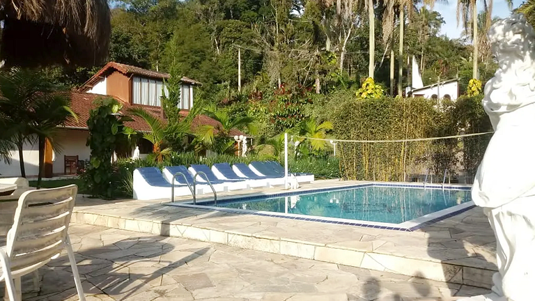 Conforto em Juquitiba: Piscina e Lago para Pesca